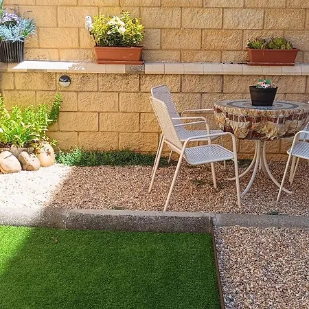 Mikaela Planta Baja-con Patio Apartment